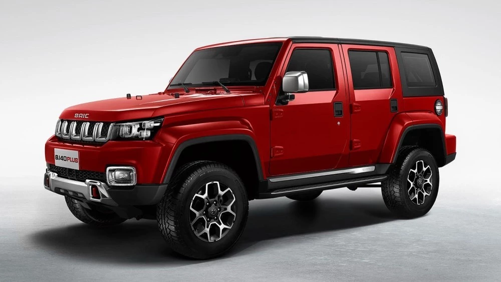 внедорожник BAIC BJ40 Plus спереди сбоку