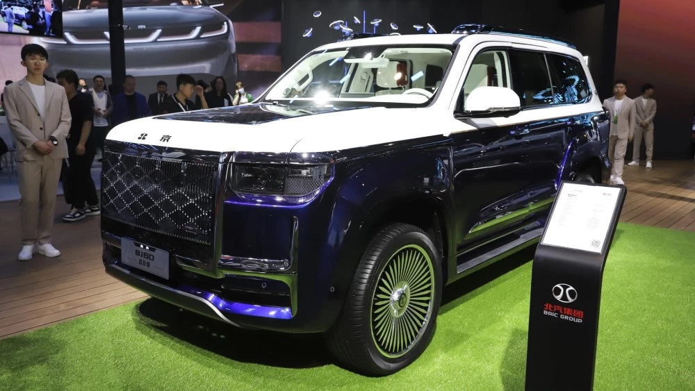 BAIC BJ60 в спецверсии Neon Shadow сбоку спереди