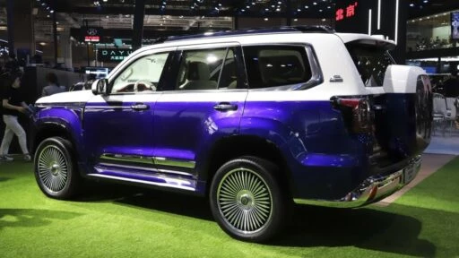 BAIC BJ60 в спецверсии Neon Shadow сбоку сзади