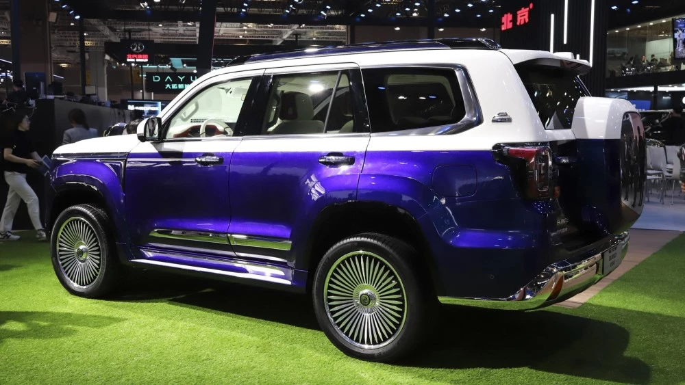 BAIC BJ60 в спецверсии Neon Shadow сбоку сзади