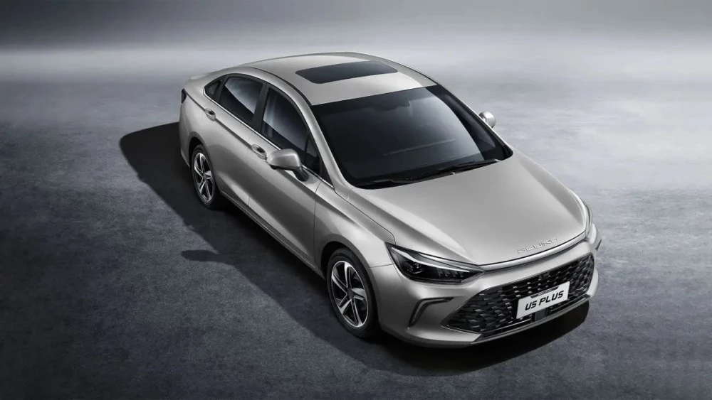 седан BAIC U5 Plus спереди сбоку сверху