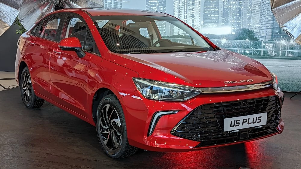 седан BAIC U5 Plus спереди сбоку