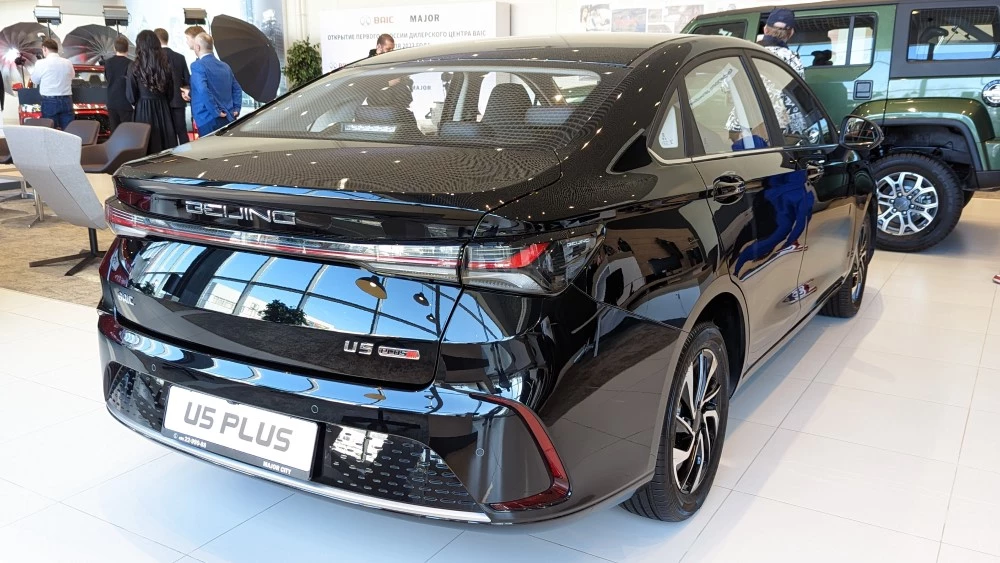 седан BAIC U5 Plus сзади сбоку
