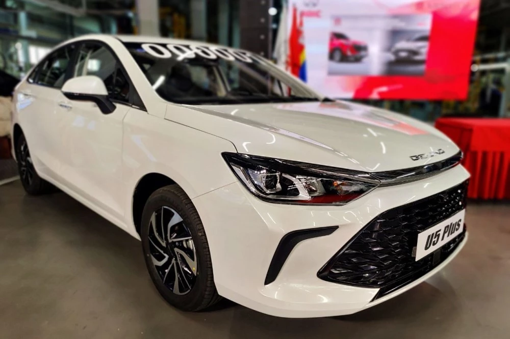 седан BAIC U5 plus сбоку спереди