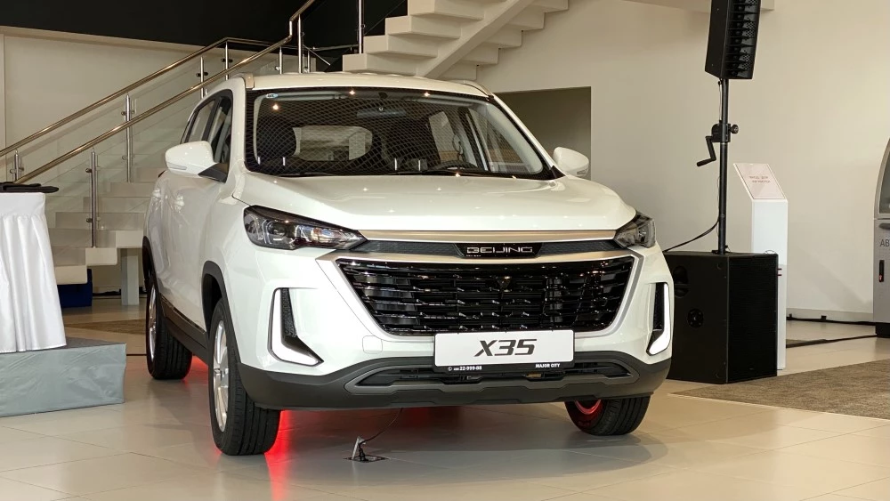 седан BAIC X35 спереди сбоку