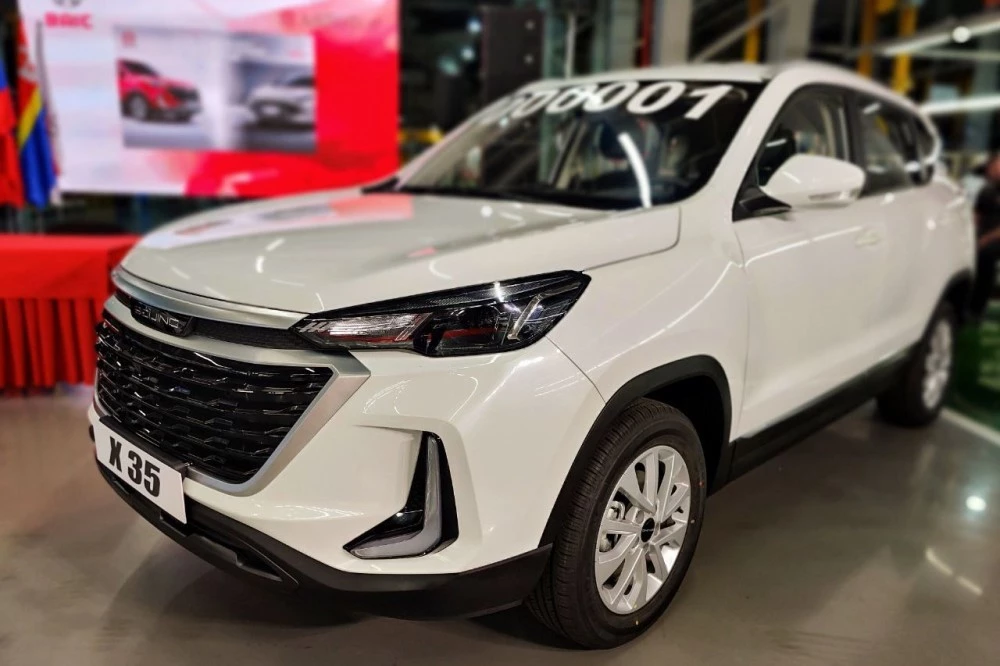 кроссовер BAIC X35 сбоку спереди