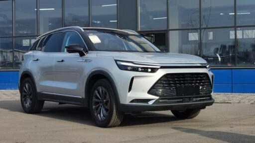 BAIC X7 сбоку спереди
