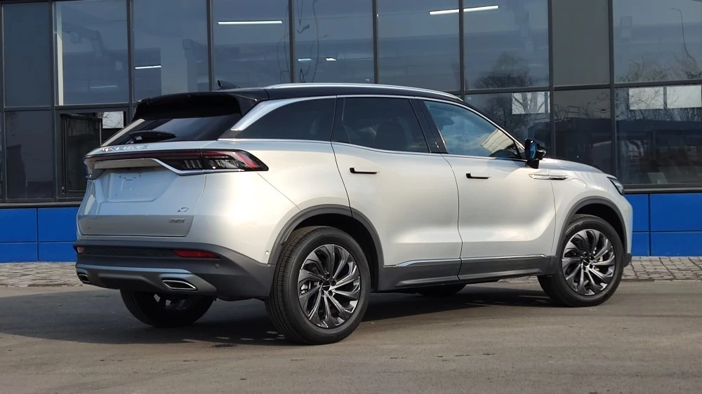BAIC X7 сбоку сзади