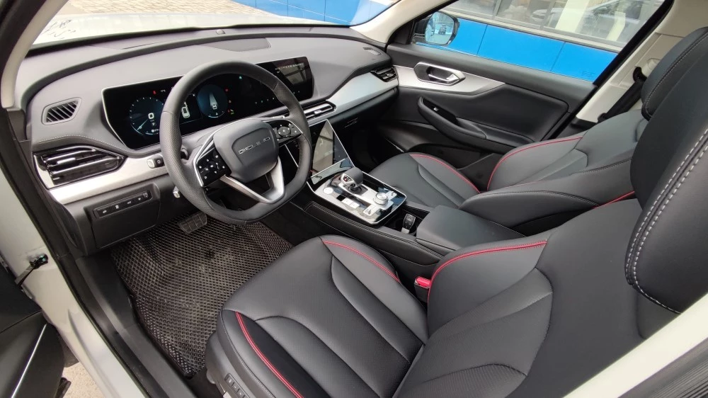 BAIC X7 салон интерьер первый ряд сидений
