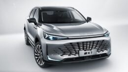 BAIC X7 обновленный новый 2023 года спереди сбоку