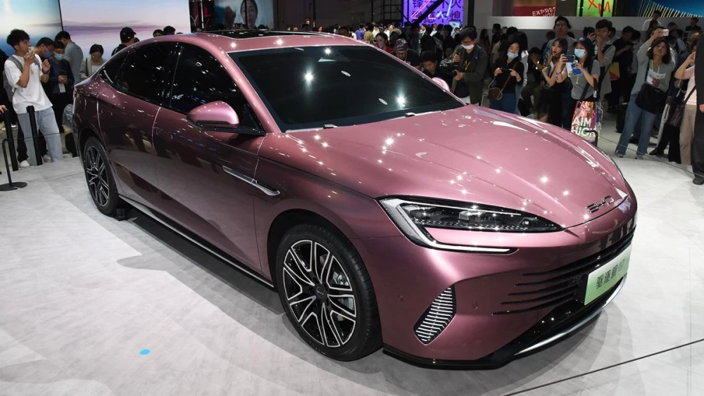 Гибридный седан Destroyer 07 PHEV сбоку спереди