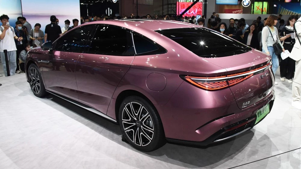 Гибридный седан Destroyer 07 PHEV сбоку сзади