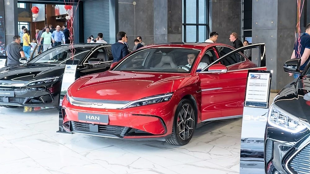 BYD Han в Узбекистане сбоку спереди