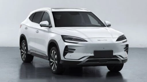 BYD Song EV нового поколения сбоку спереди