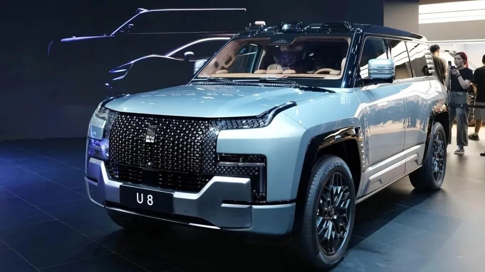 BYD Yangwang U8 сбоку спереди Шанхай 2023