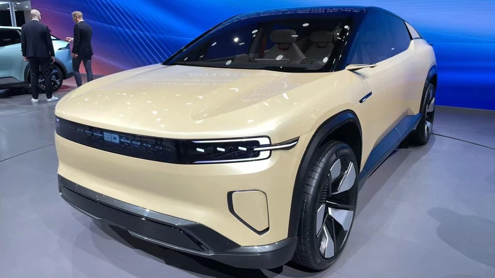 Changan Zhuge CD701 сбоку спереди в Шанхае