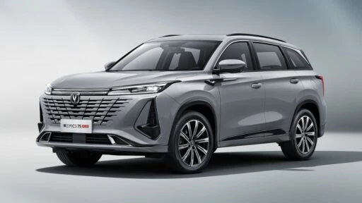 Changan CS75 Plus третьего поколения сбоку спереди