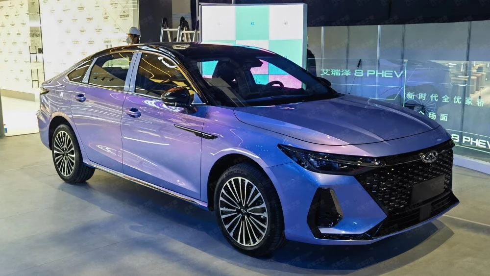 гибридный Chery Arrizo 8 C-DM PHEV на Шанхайском автосалоне 2023 спереди сбоку