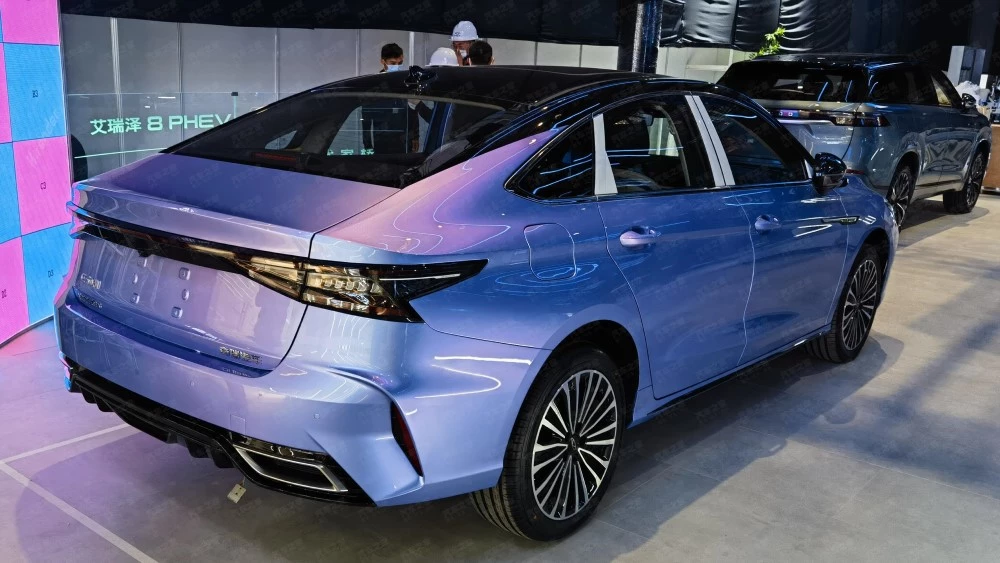 гибридный Chery Arrizo 8 C-DM PHEV на Шанхайском автосалоне 2023 сзади сбоку