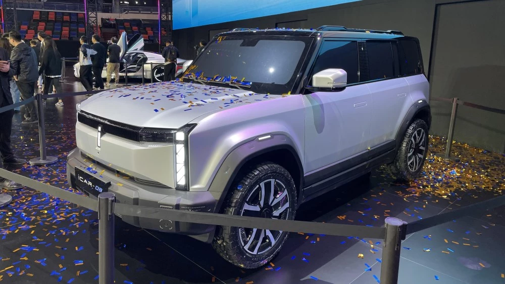 электрический внедорожник Chery iCar 03 спереди сбоку