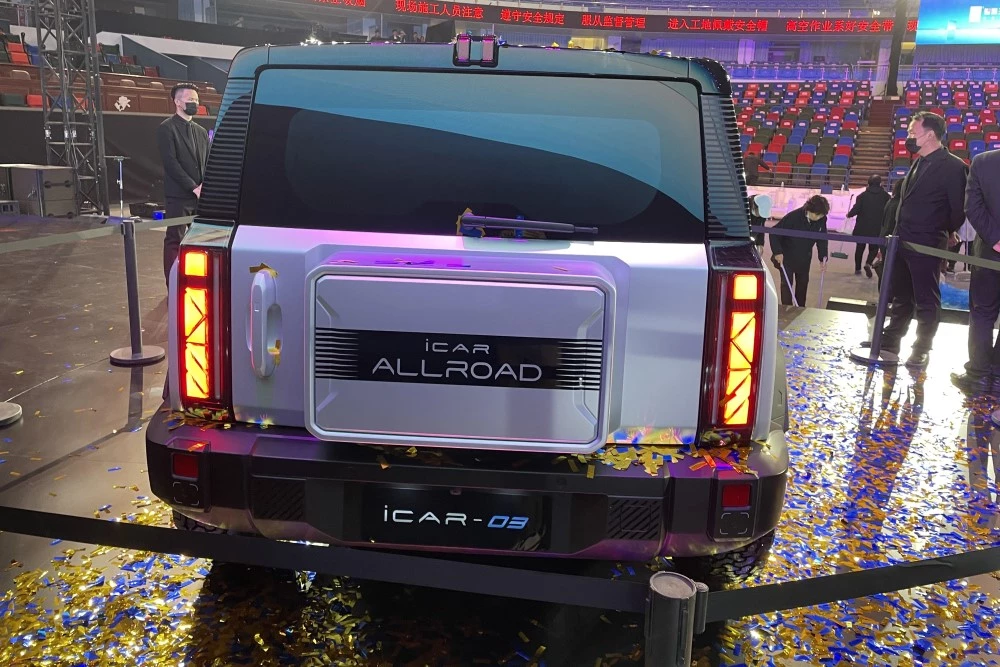 электрический внедорожник Chery iCar 03 сзади