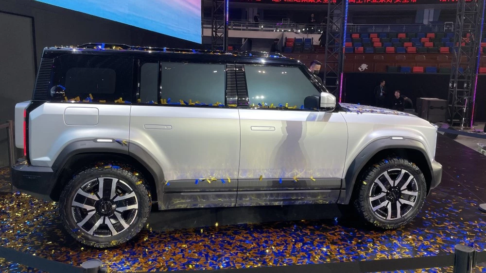 электрический внедорожник Chery iCar 03 сбоку