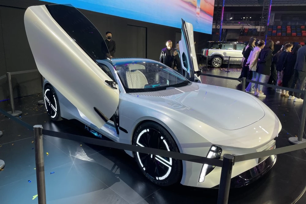 электрический концепт-кар купе Chery iCar GT сбоку спереди