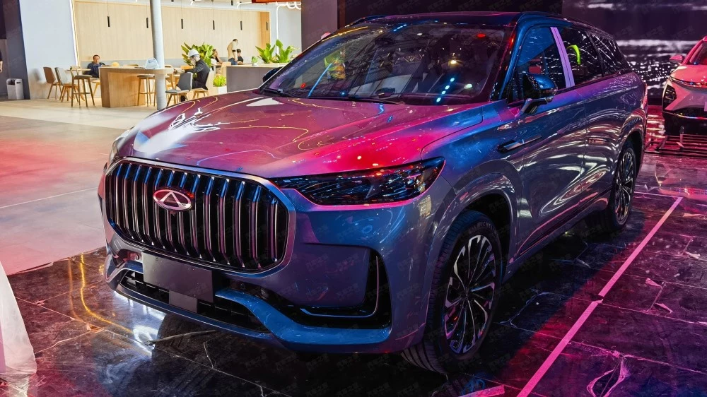 гибридный Chery Tiggo 9 C-DM PHEV на Шанхайском автосалоне 2023 спереди сбоку