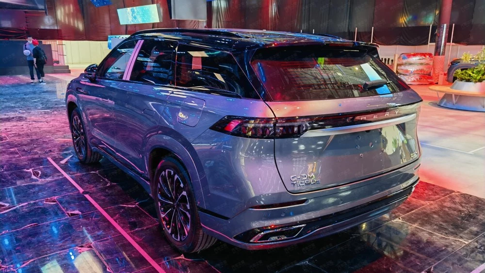 гибридный Chery Tiggo 9 C-DM PHEV на Шанхайском автосалоне 2023 сзади сбоку