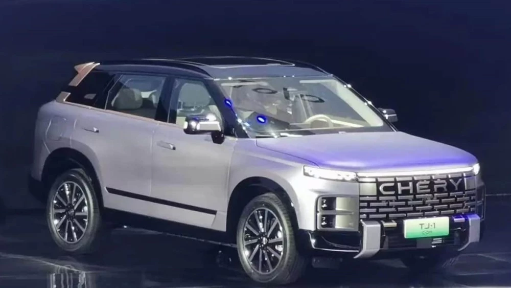 Chery представила новый кроссовер с внедорожным уклоном. Он выйдет на рынок летом Chery TJ-1 спереди сбоку