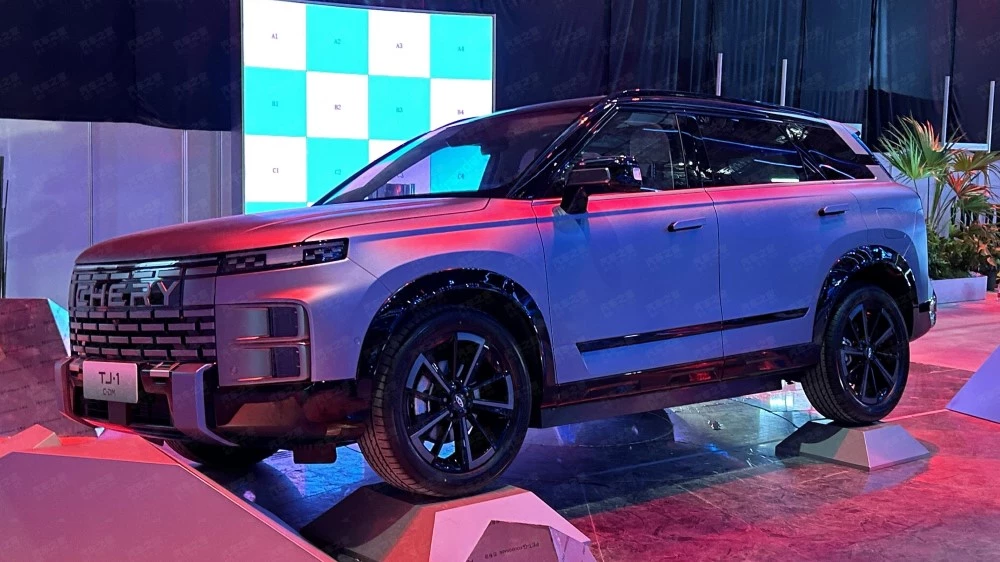 гибридный Chery TJ-1 C-DM PHEV на Шанхайском автосалоне 2023 спереди сбоку