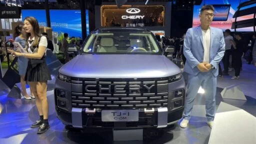 Гибридный кроссовер Chery TJ-1 C-DM на автосалоне в Шанхае спереди