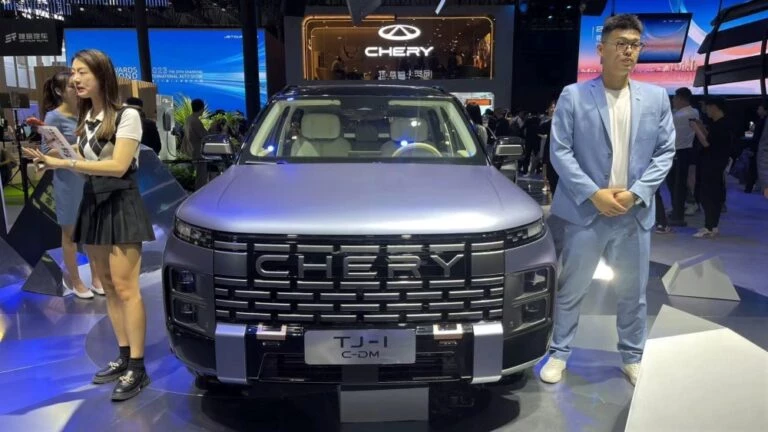 Гибридный кроссовер Chery TJ-1 C-DM на автосалоне в Шанхае спереди