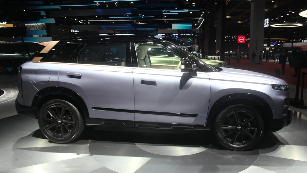 Гибридный кроссовер Chery TJ-1 C-DM на автосалоне в Шанхае сбоку