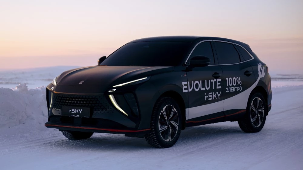 Кроссовер Evolute i-SKY сбоку спереди снег
