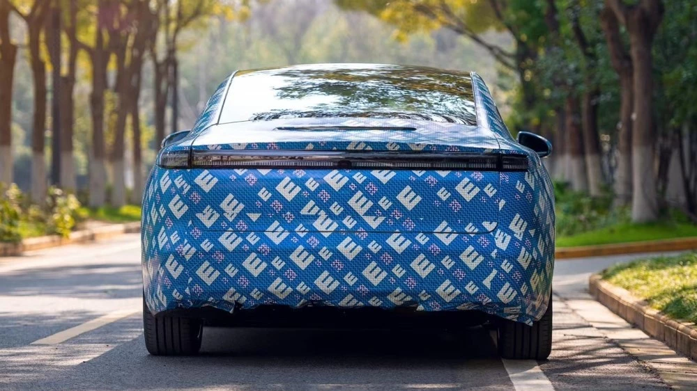 седан Exeed E03 сзади