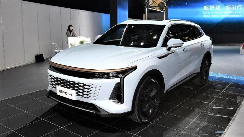 Гибридный кроссовер Exeed RX C-DM на автосалоне в Шанхае сбоку спереди