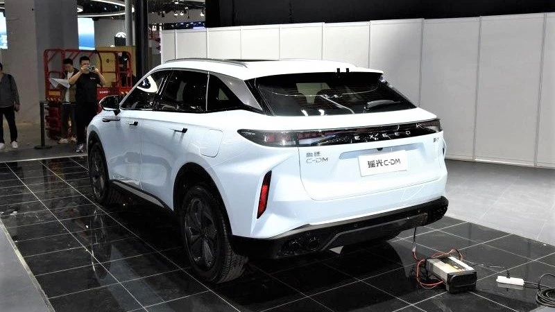 Гибридный кроссовер Exeed RX C-DM на автосалоне в Шанхае сбоку сзади
