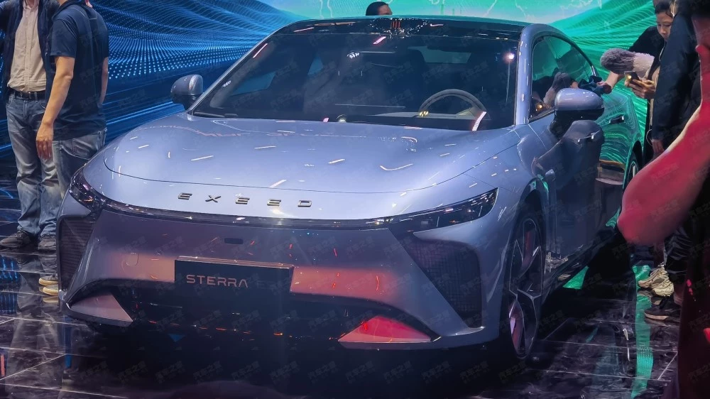 Exeed Sterra ES Exlantix в Шанхае сбоку спереди