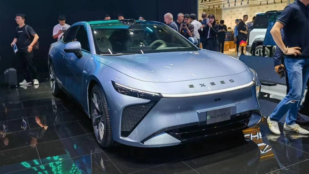 седан Exeed Sterra ET сбоку спереди