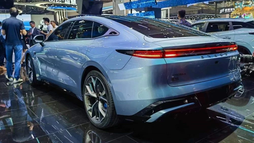 седан Exeed Sterra ET сбоку сзади