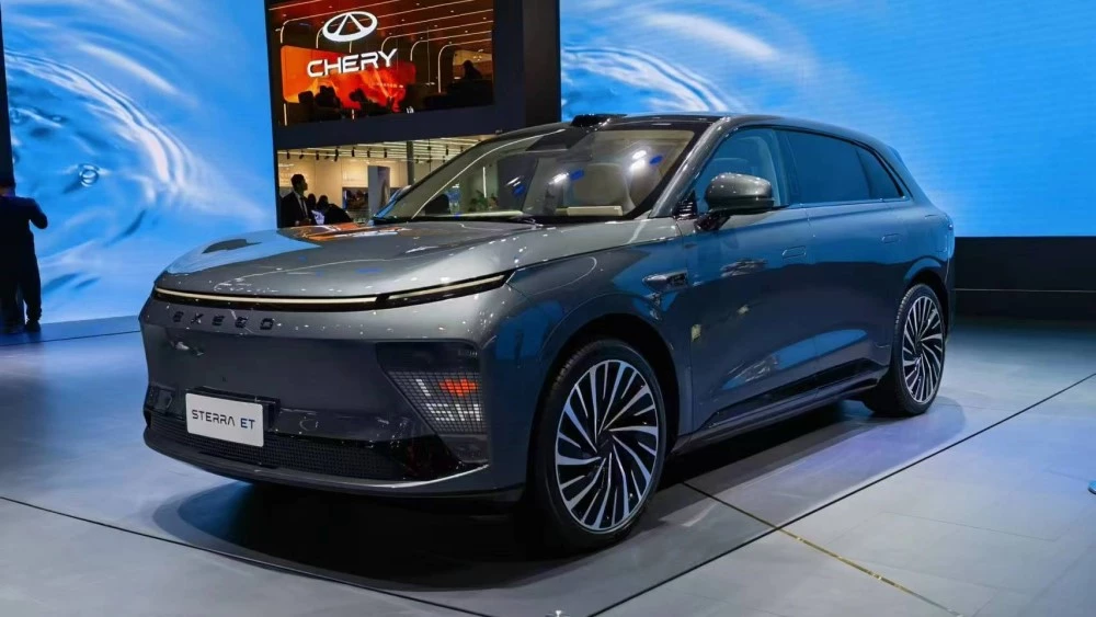 кроссовер Exeed Sterra ET спереди сбоку