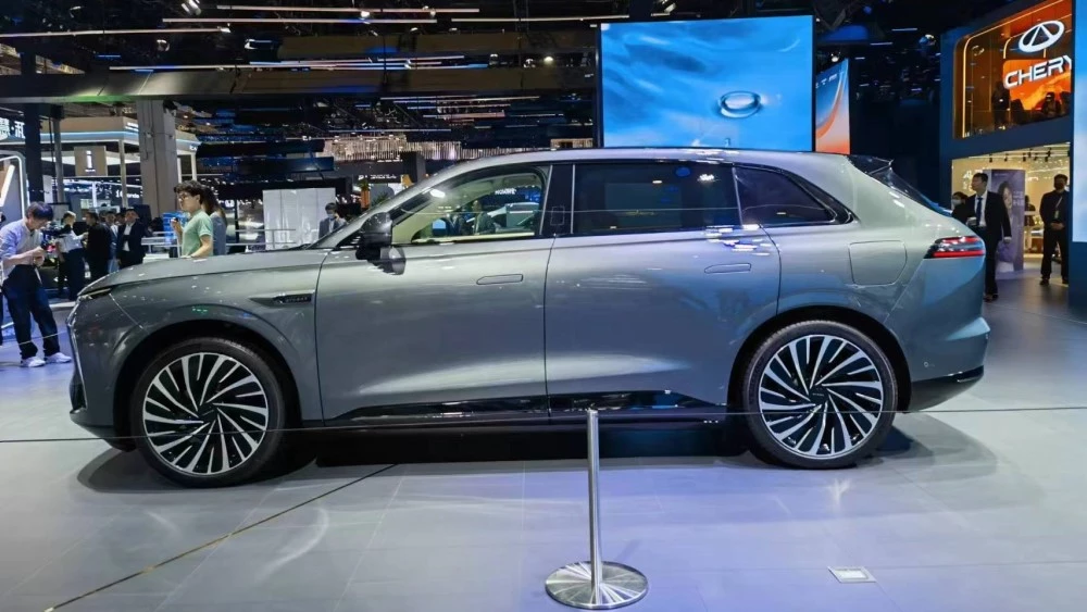 кроссовер Exeed Sterra ET сбоку