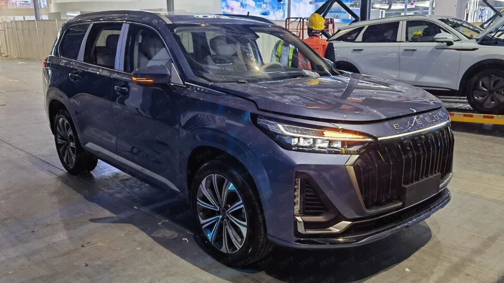 гибридный кроссовер Exeed VX REEV в Шанхае сбоку спереди