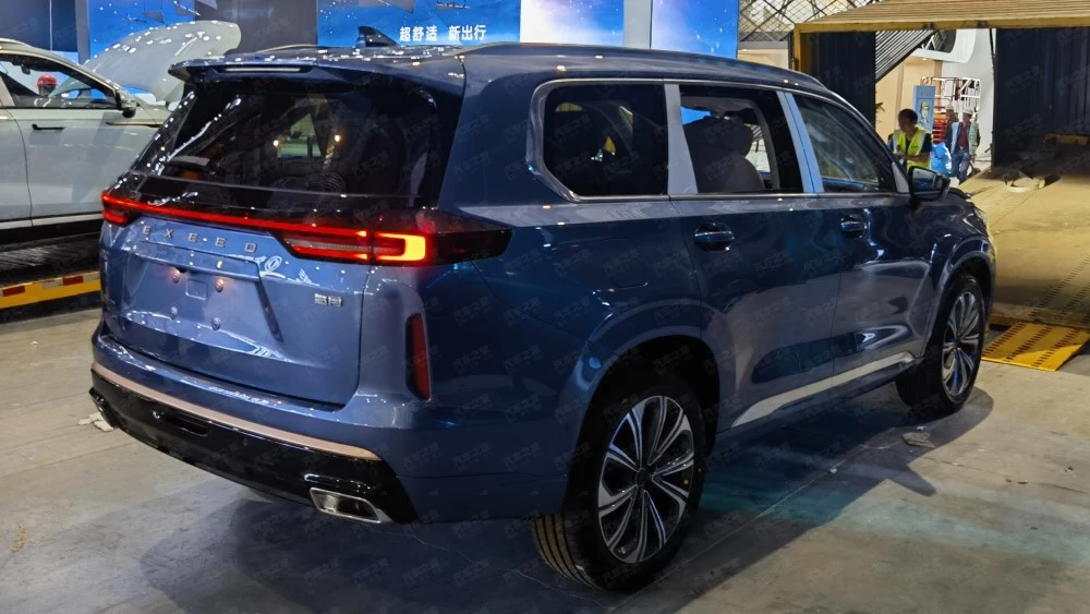 гибридный кроссовер Exeed VX REEV в Шанхае сбоку сзади