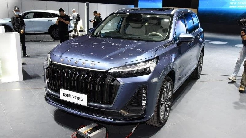 Гибридный кроссовер Exeed VX REEV на автосалоне в Шанхае сбоку спереди