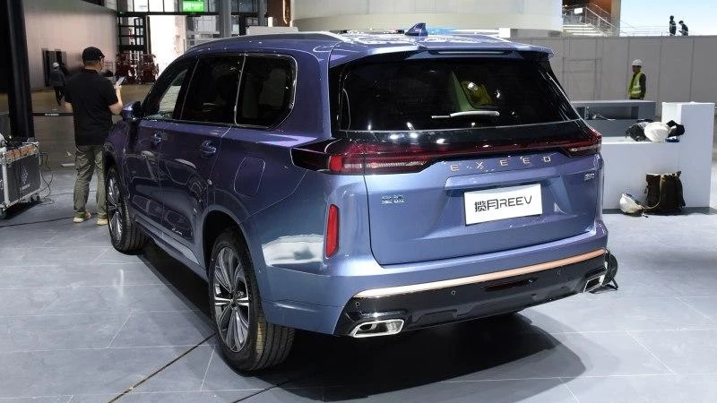 Гибридный кроссовер Exeed VX REEV на автосалоне в Шанхае сбоку сзади