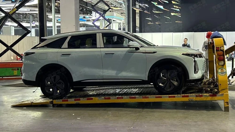 гибридный кроссовер Exeed Yaoguang C-DM RX на Шанхайском автосалоне 2023 сбоку