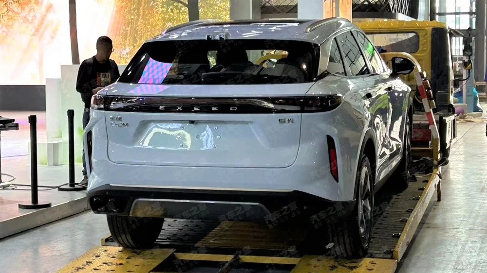 гибридный кроссовер Exeed Yaoguang C-DM RX на Шанхайском автосалоне 2023 сбоку сзади