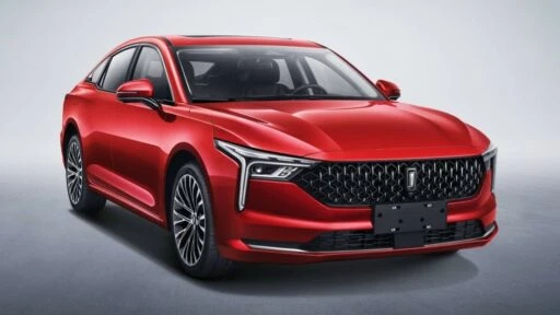 FAW Bestune B70 спереди сбоку